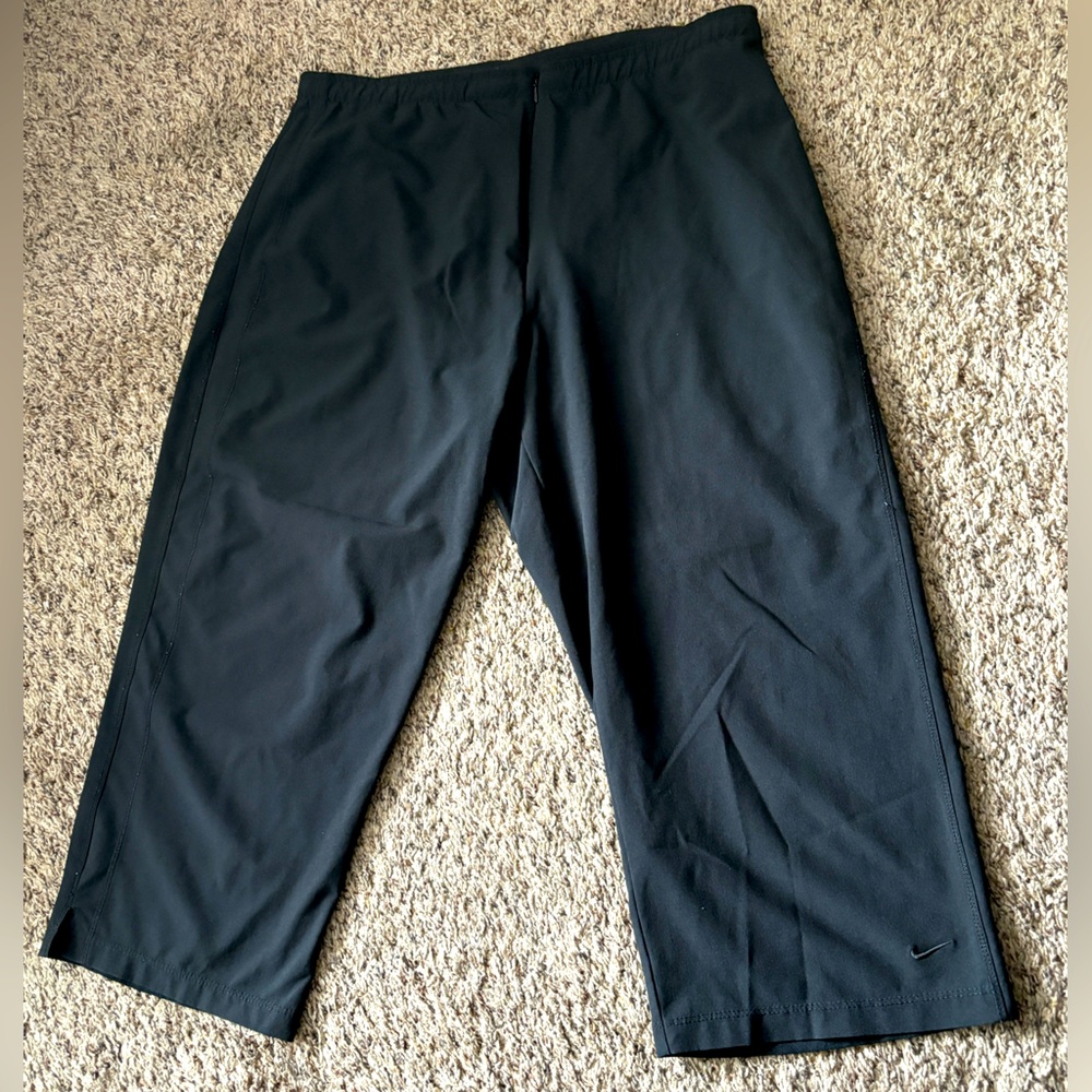 Nike Dri Fit women’s black drawstring waist side bottom slit capris pants Size M